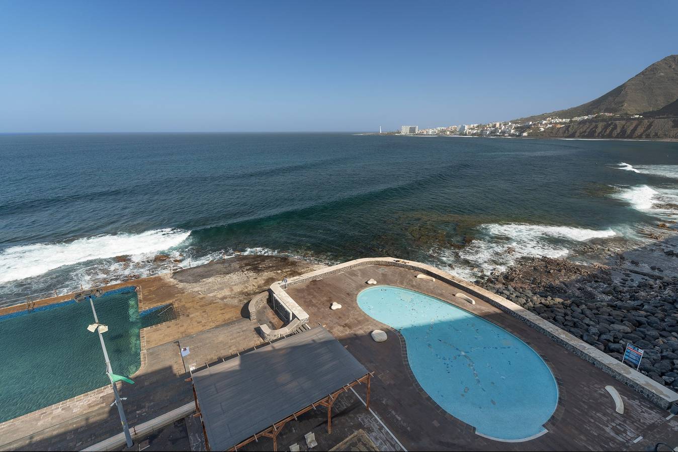 Appartement entier, Vacances 'Bajamar Seaview' avec vue sur la mer, piscine partagée et Wi-Fi in Bajamar, San Cristóbal de La Laguna