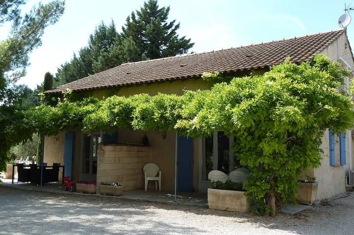 Gîte pour 5 personnes, avec Terrasse ainsi que Jardin et Piscine à Saint-Andiol
