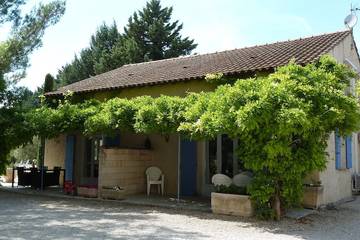 Gîte pour 5 personnes, avec terrasse ainsi que jardin et piscine à Saint-Andiol
