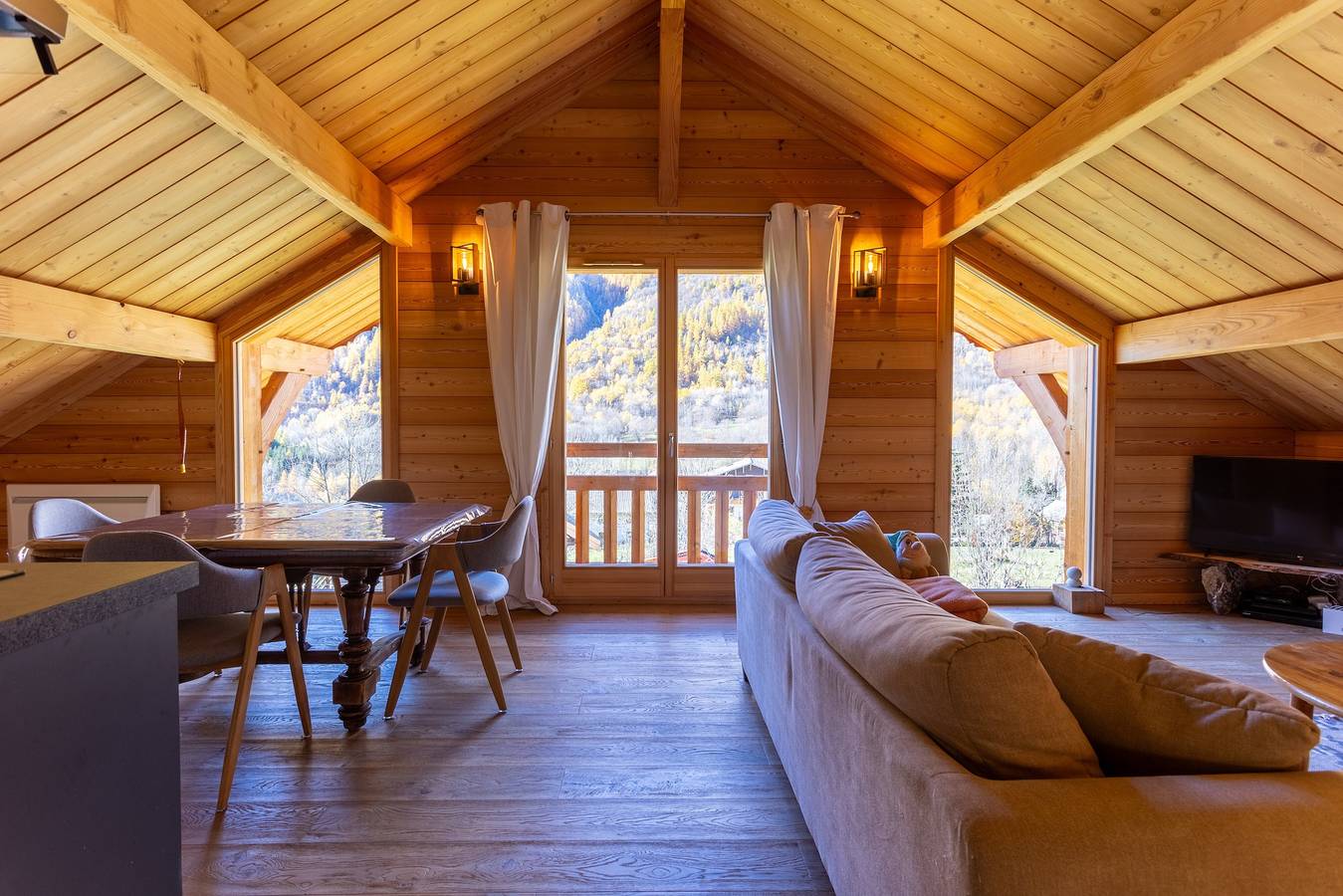 Entire apartment, Chalet 'Le Chastel' with Mountain View, Shared Terrace and Wi-Fi in Vallouise-Pelvoux, Écrins National Park