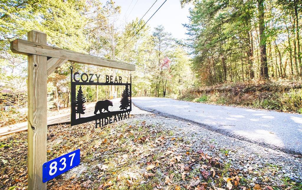 Dog-friendly log cabin with Mountain views, hot tub & game room — near downtown in Chattahoochee National Forest