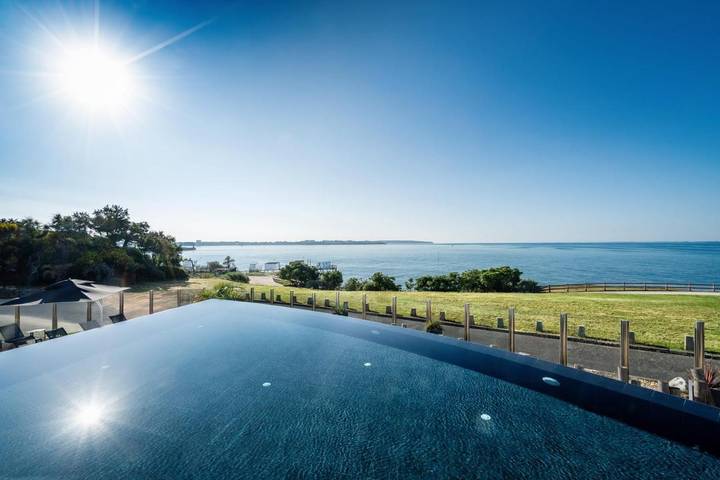 Hôtel pour 2 personnes, avec Balcon et Jacuzzi ainsi que Terrasse et Bassin pour enfant dans Thalazur (Royan)