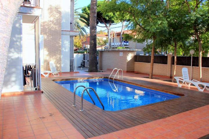 Ferienwohnung für 5 Personen, mit Balkon und Terrasse sowie Garten und Pool in Castelldefels