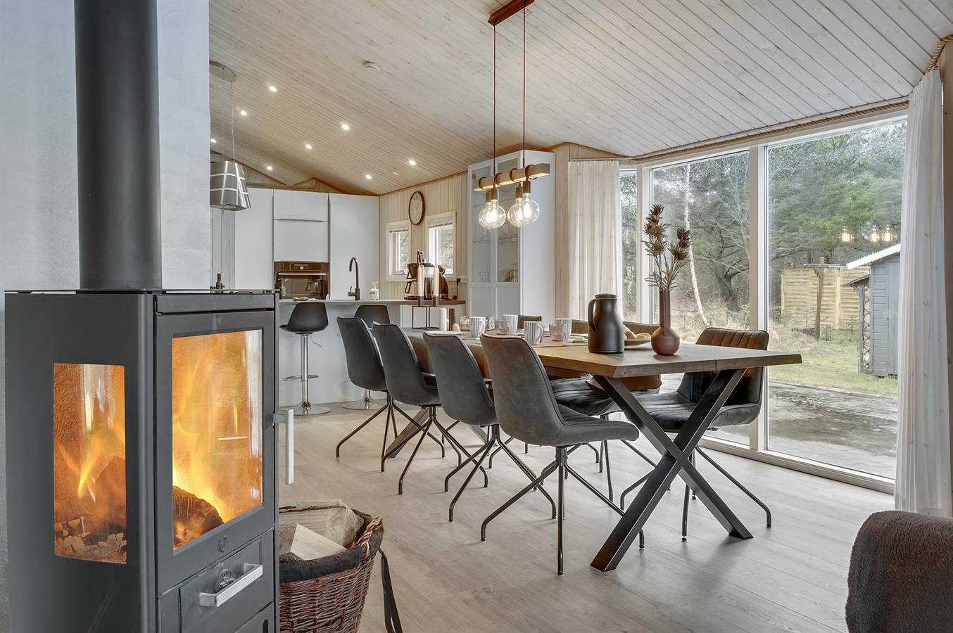 Stunning home in Fjerritslev w/ 4 Bedrooms, Sauna and Wifi in Thorup Strand, Jammerbugt