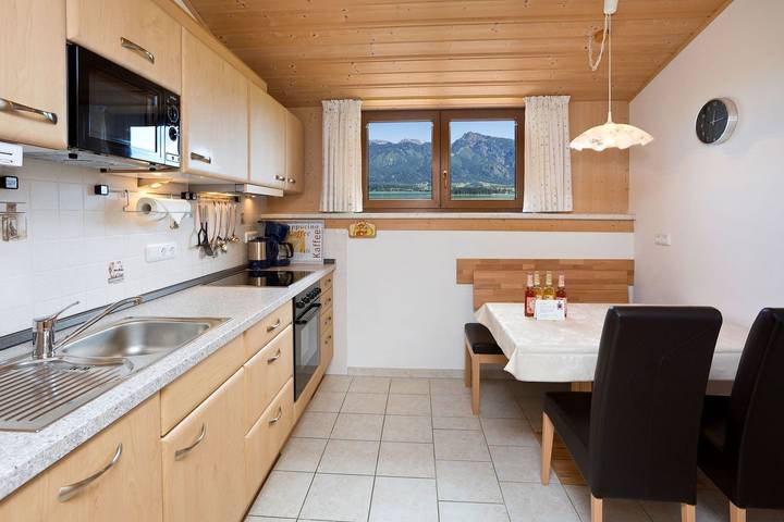 Ferienwohnung für 4 Personen, mit Seeblick und Ausblick sowie Balkon am Forggensee - 3