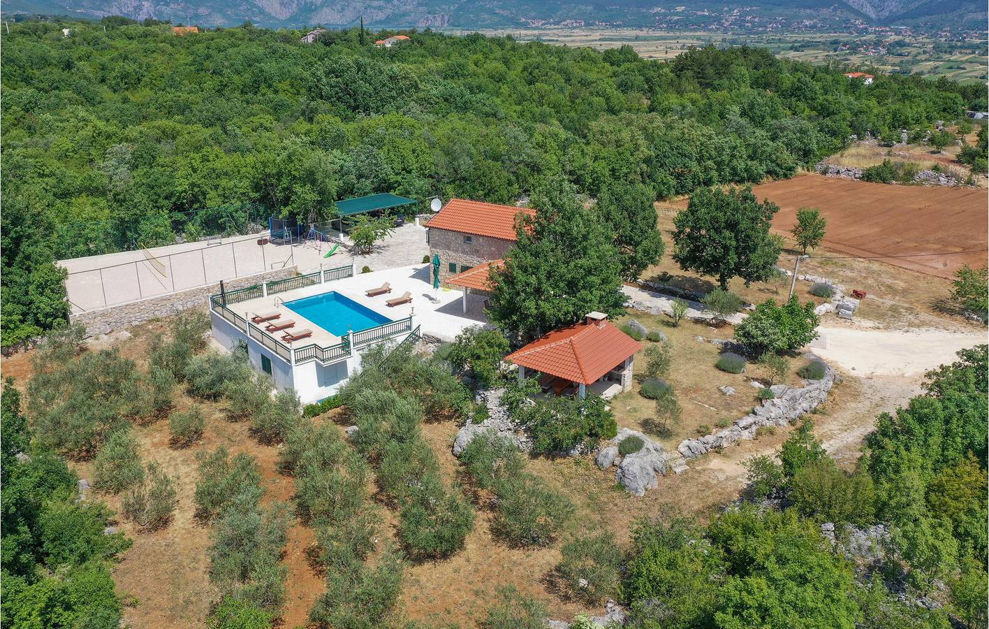 Gemütliche 142 m² große Wohnung mit Pool, WLAN und Zugang zum Fluss in 1 km Entfernung in Imotski, Makarska Riviera