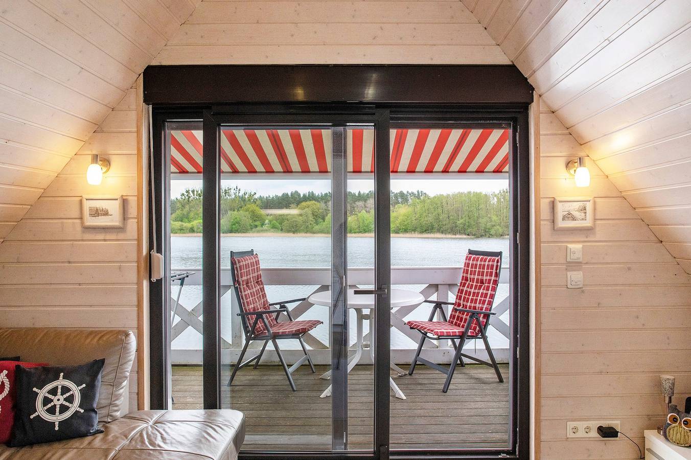 Ferienhaus 'Bootshaus Am Müritzarm' mit Seeblick, privater Terrasse und Motorboot (4Ps) in Vipperow, Müritz