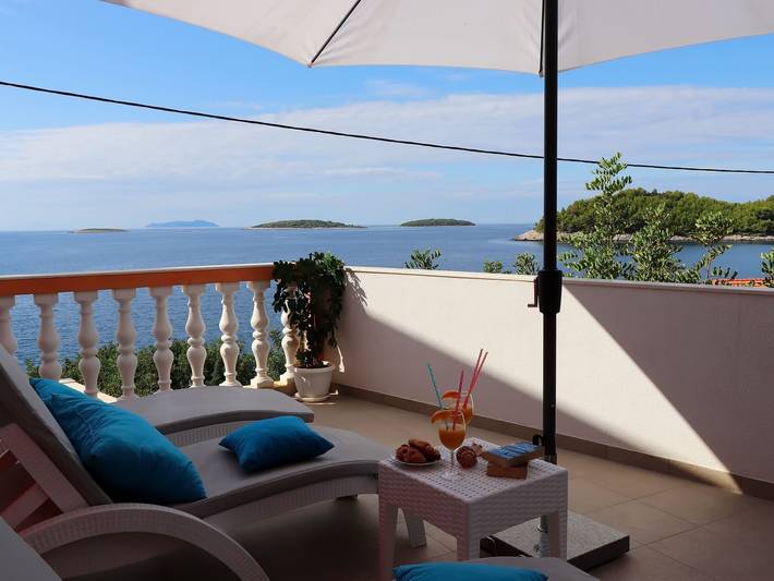 Ferienhaus für 10 Personen, mit Terrasse und Pool, kinderfreundlich in Dalmatien