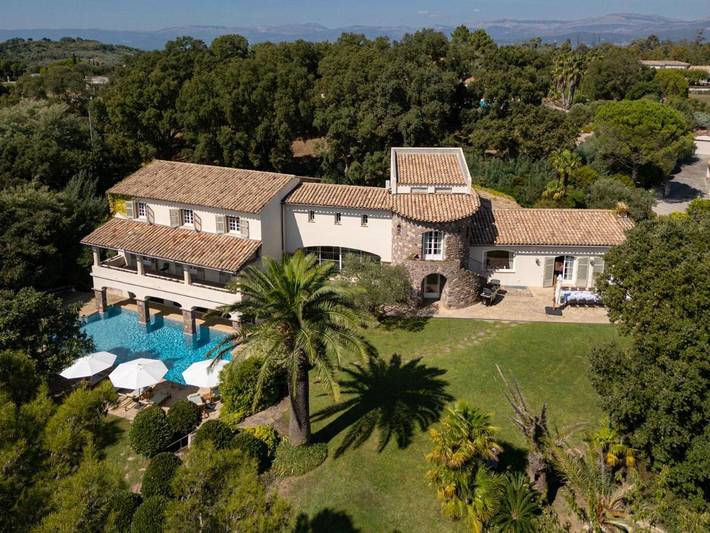 Location de vacances pour 16 personnes, avec piscine et terrasse ainsi que jardin et vue à Tanneron