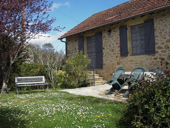 Gîte pour 4 personnes, avec piscine ainsi que jardin et terrasse
