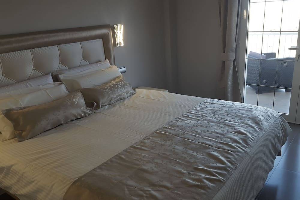 Holiday House with Sea View and Private Pool in Montaña La Data, San Bartolomé de Tirajana