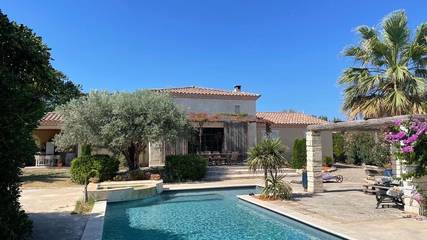 Chambre d’hôte pour 2 personnes, avec piscine et jardin à Jonquières-Saint-Vincent
