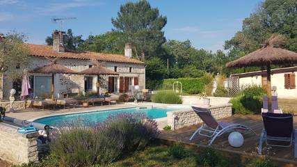 Gîte pour 2 personnes, avec piscine et terrasse à Bussac-Forêt