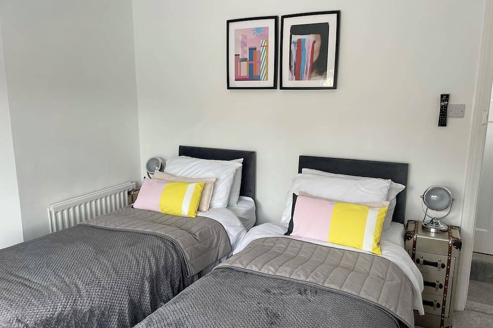 Luxury hotel style 2-bed home with hot tub central location (pet friendly) in Wooler, Northumberland