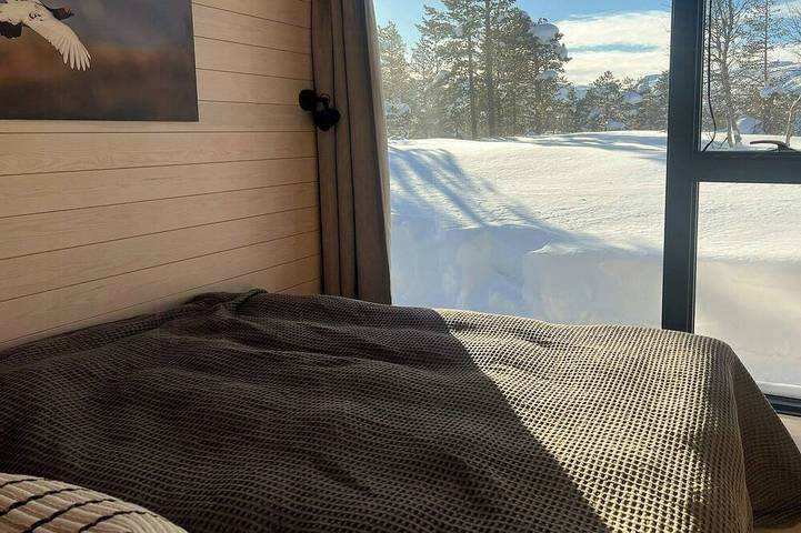 Hütte auf Hallbjønnsekken mit Blick auf Spafjell in Tokke