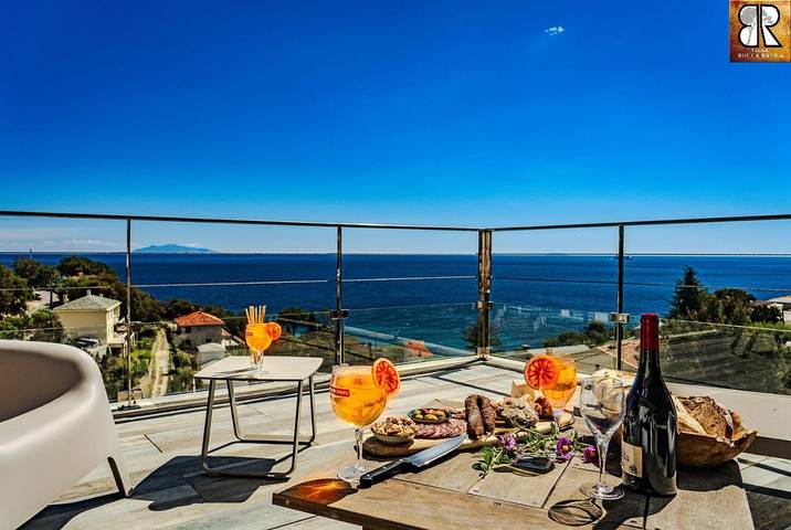 Location de vacances pour 6 personnes, avec vue ainsi que piscine et jardin, animaux acceptés à Santa-Maria-di-Lota