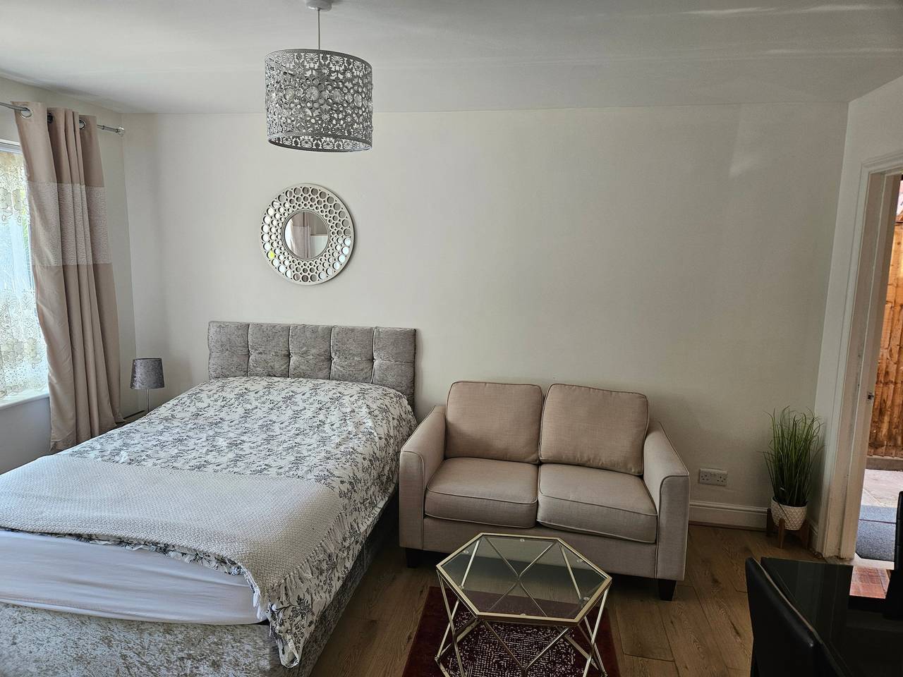Town Centre Studio - Sleeps 2 - Parking in Reading, Berkshire