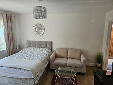 Holiday Rental for 2 People in Reading, North Wessex Downs, Photo 1