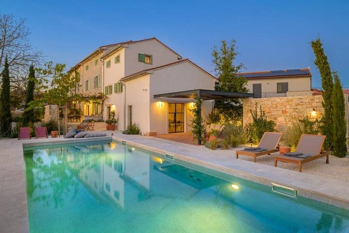 Ferienhaus für 8 Personen, mit Terrasse und Garten sowie Pool und Ausblick in Foli