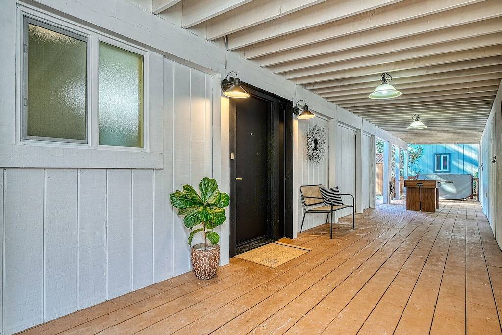 Romantic lakefront, hot tub under the stars, huge deck & private dock in California North Coast