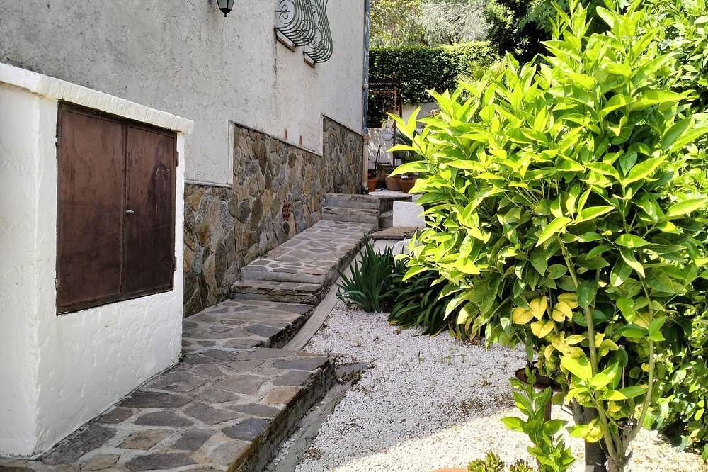Entire apartment, Studio Avec Terrasse au Calme in Hyeres, Toulon region