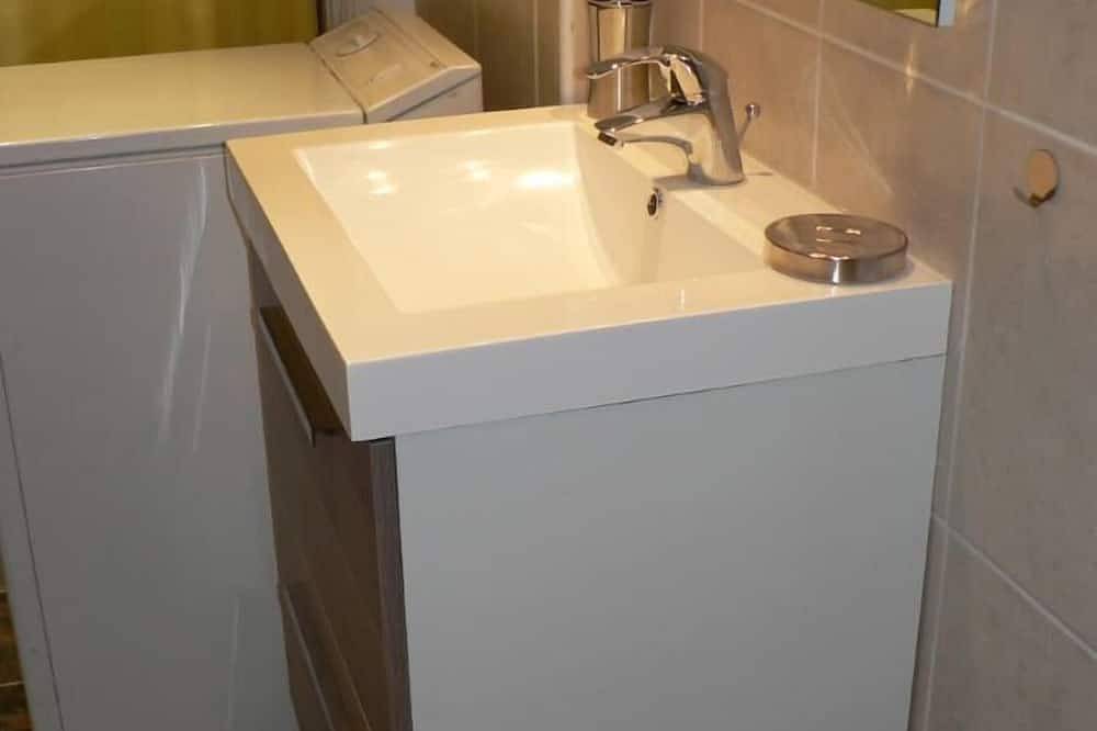 Appartement entier, Studio au Rch de villa avec grande terrasse et jardin ombragé in Le Pradet, Côte méditerranéenne (France)