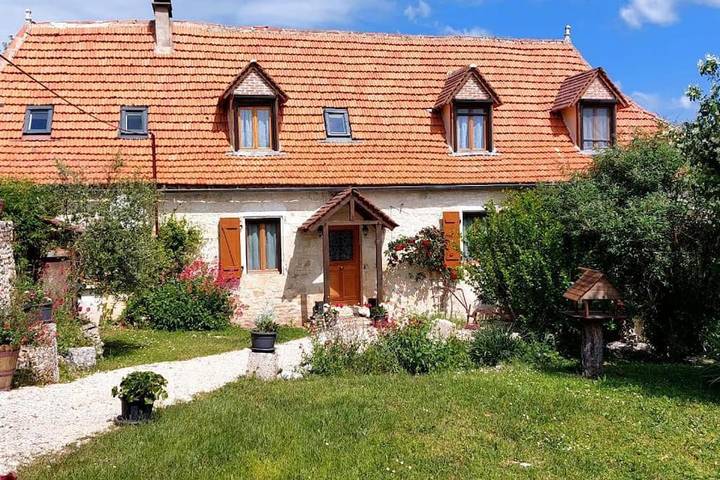 Gîte pour 7 personnes, avec jardin ainsi que piscine et jacuzzi dans Orniac