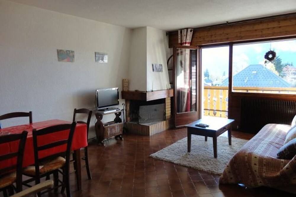 Apartamento entero, Apartamento céntrico con balcón, parking y acceso fácil a pistas in Les Carroz, Arâches-la-Frasse