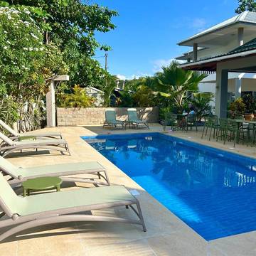 Cottage pour 4 personnes, avec bassin pour enfant et jardin ainsi que vue et piscine aux Seychelles