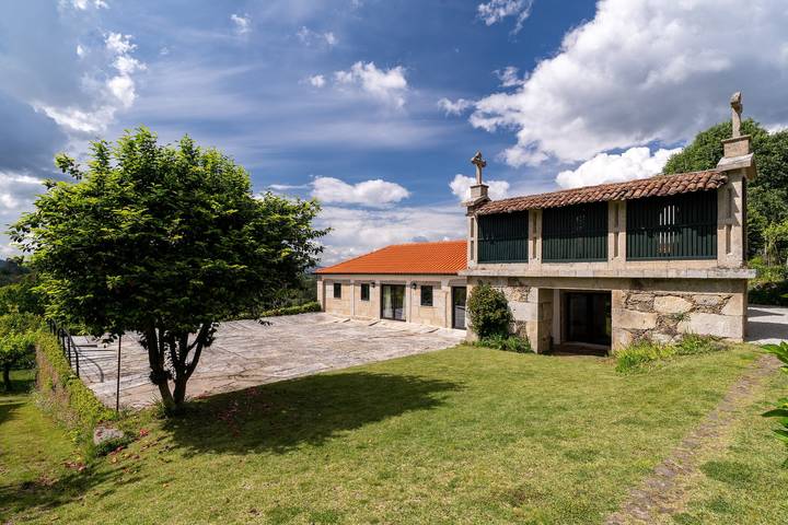 Eira Country House Holiday Home with Mountain View and Pool in Fornelos e Queijada, Viana do Castelo District
