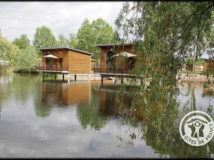Gîte pour 2 personnes, avec jardin et terrasse à Veauchette