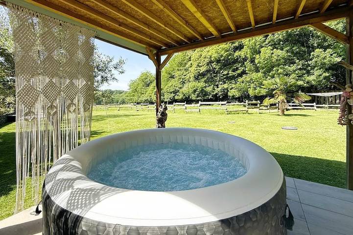 Maison de campagne pour 6 personnes, avec Jacuzzi ainsi que Terrasse et Jardin à Ledeuix