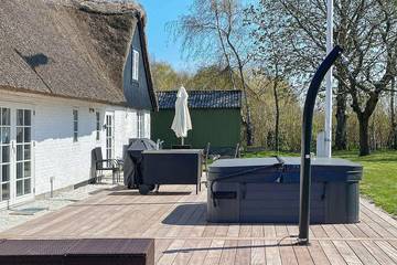 Ferienhaus für 10 Personen, mit Sauna und Whirlpool sowie Garten und Terrasse in Gedesby