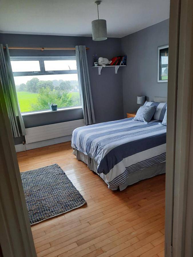 Gîte pour 2 personnes, avec terrasse ainsi que jardin et vue à Trim - 4