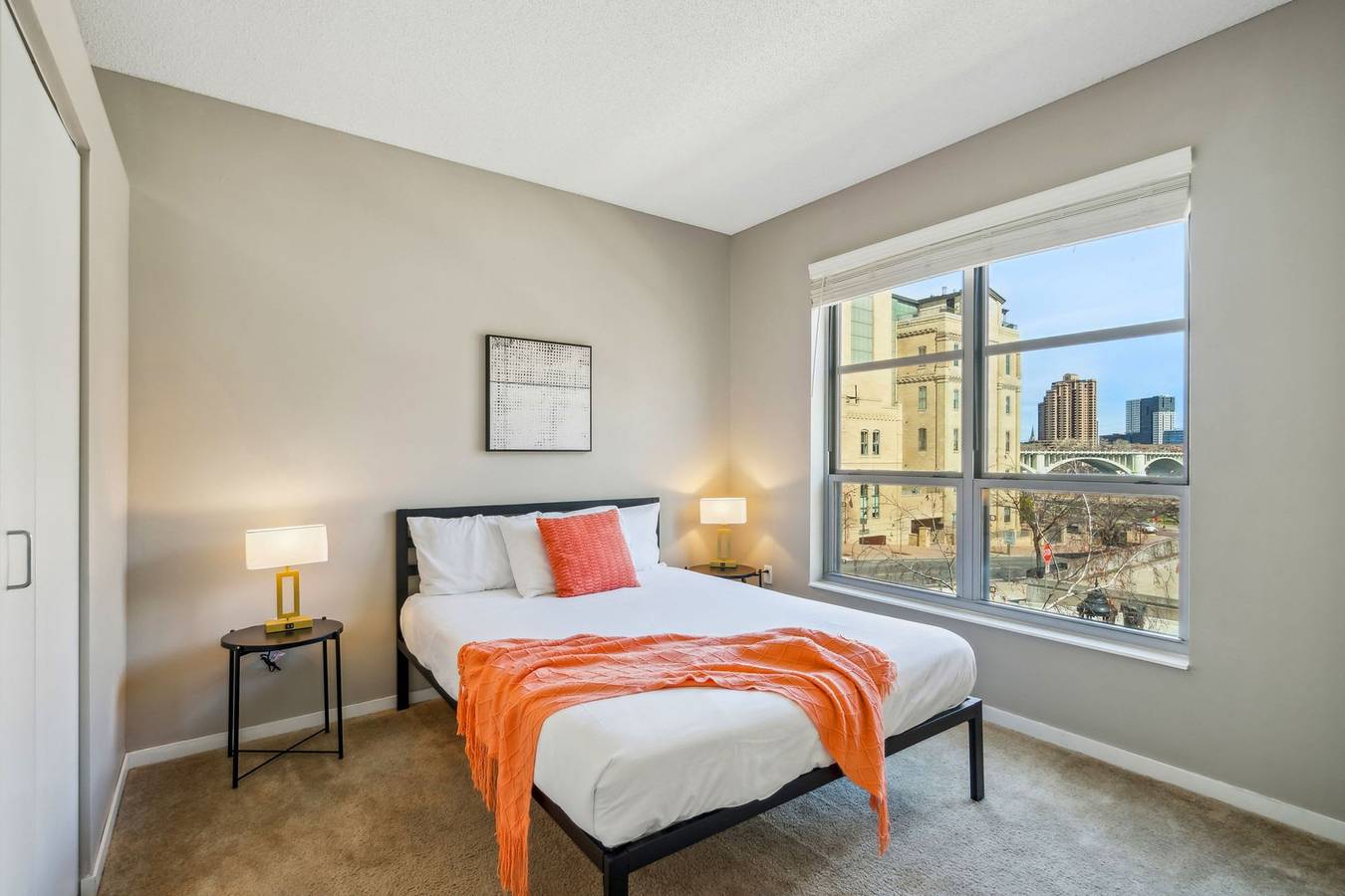 Entire apartment, Cozysuites Mill District  pool  gym   11 in Minneapolis, Twin Cities
