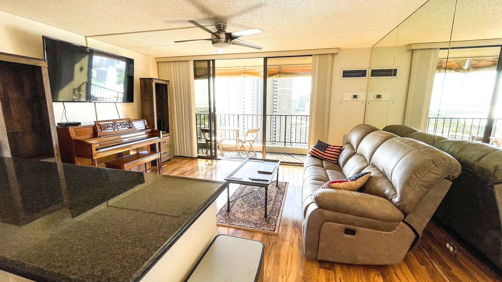 Ganze Wohnung, Ocean View 1 Bed Condo w/ Ac, 1 Parking, & Kitchen in Waikiki Beach, Honolulu