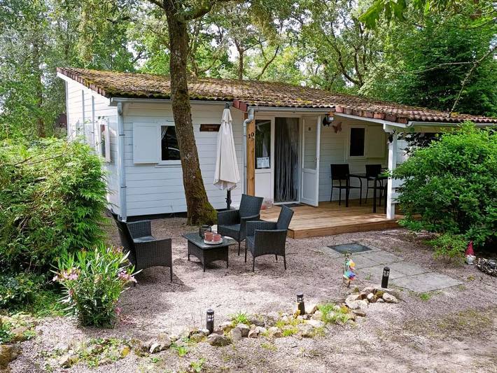 Location de vacances pour 4 personnes, avec piscine et jardin à Champs-Romain