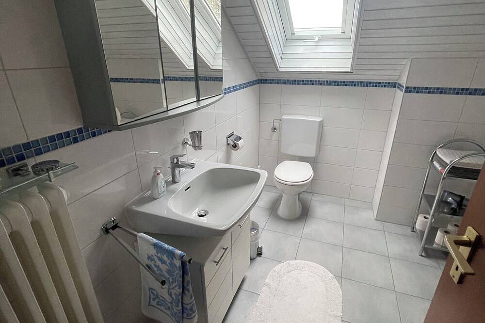Ganze Wohnung, Ruhig gelegene Ferienwohnung mit Balkon - 4km vom Bodensee entfernt in Langenargen, Region Bodensee-Oberschwaben