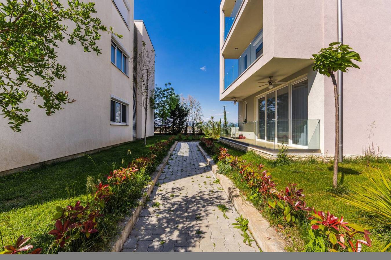 Hel lägenhet, Golden Hour Balcony Apartment | Pool & Beach 100m in Shënkoll, Lezha