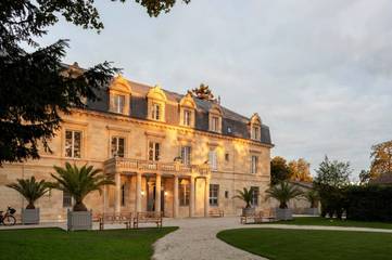 Hôtel pour 2 personnes, avec piscine ainsi que jardin et vue, animaux acceptés à Saint-Estèphe