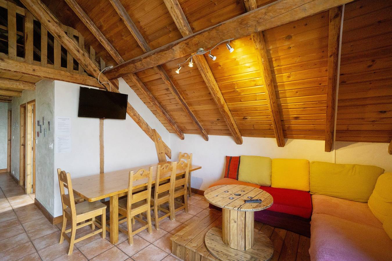 Ganze Wohnung, Ferienwohnung 'Les Combles' mit Bergblick, privater Terrasse und Wi-Fi in Albiez-Montrond, Region Saint-Jean-de-Maurienne