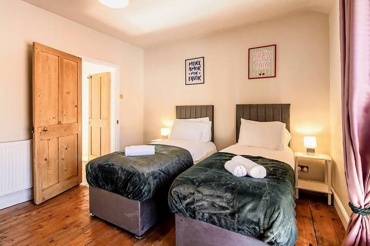 Glamping for 6 people, with garden in Northamptonshire