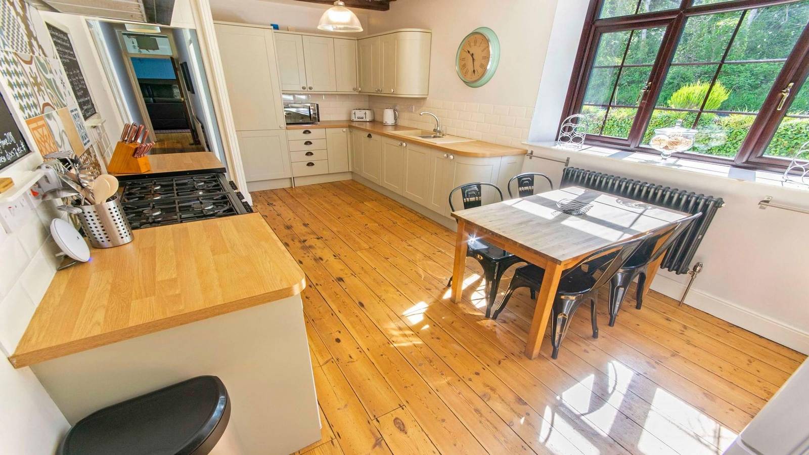 Streamways Nr Croyde | 6 Bedroom/ sleeps 14-16 | Hot Tub* in Croyde, Devon