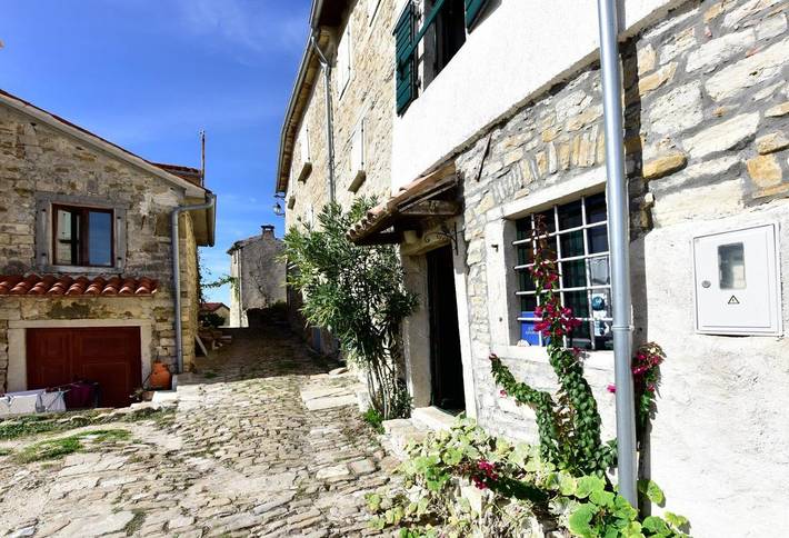 Ferienhaus für 8 Personen, mit Balkon und Whirlpool sowie Terrasse und Garten in Motovun - 4