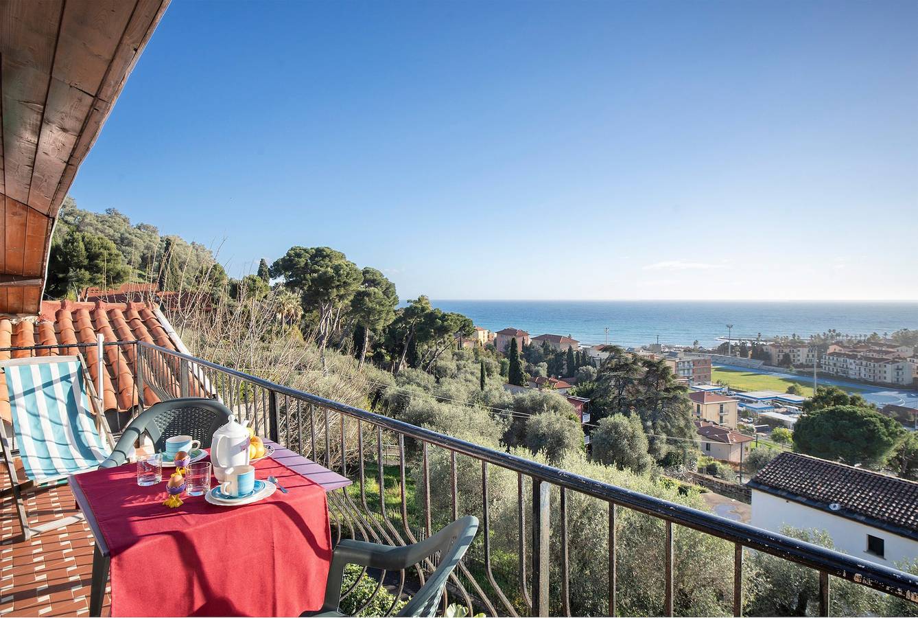 Ganze Wohnung, Apartment 'Mansarda Mare Bella Vista' mit Meerblick, Wlan und Klimaanlage in Porto Maurizio, Imperia