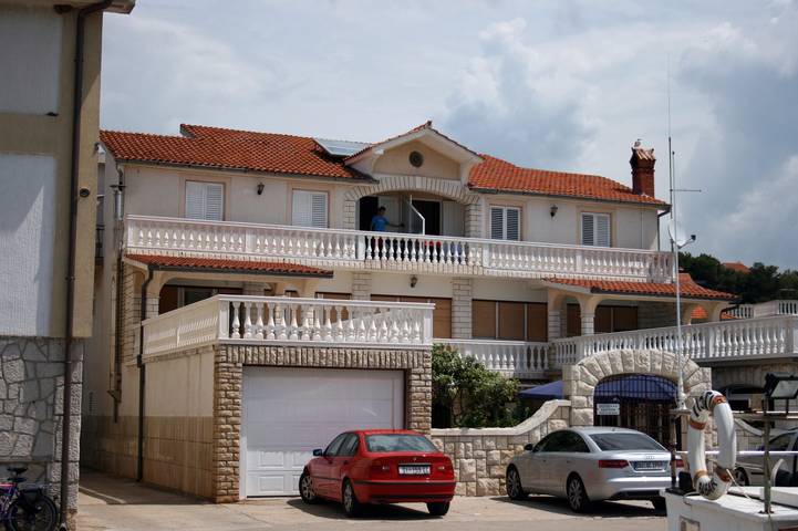 Ganze Wohnung, 2-Zimmer-Ferienwohnung mit Terrasse und Meerblick Jezera, Murter -e in Tisno, Dalmatinische Inseln