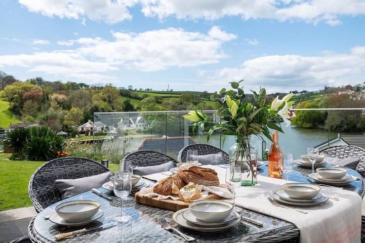 Cottage for 8 people, with garden and balcony as well as hot tub, with pets in Kingsbridge