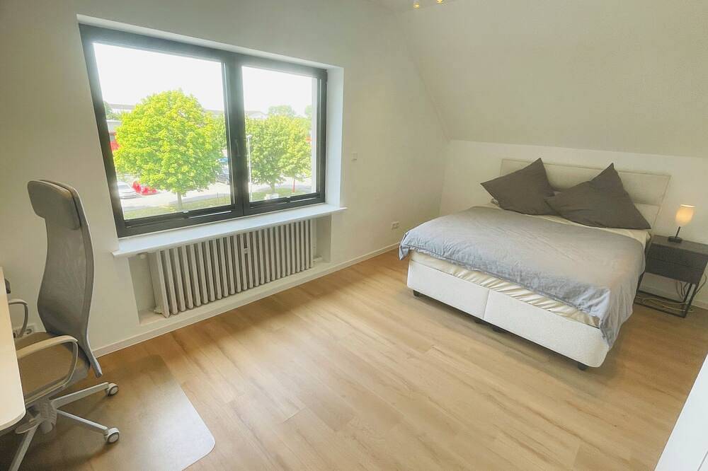Appartamento intero, Large, fully equipped apartment with parking spaces in Düsseldorf, Dusseldorf e dintorni