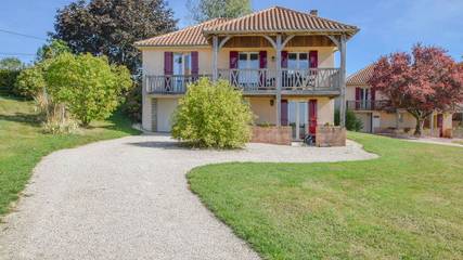 Location de vacances pour 6 personnes, avec piscine ainsi que jardin et terrasse, animaux acceptés à Saint-Médard-d'Excideuil