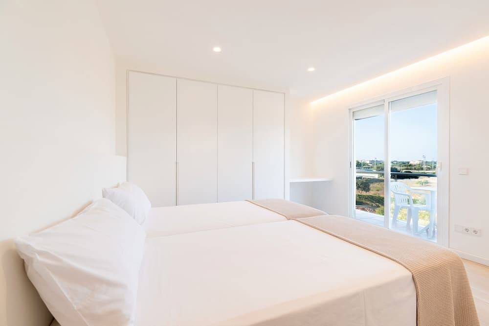 Entire apartment, Apartment 'Las Palmeras 3' with Shared Pool, Wi-Fi and Air Conditioning in Cala Millor, Son Servera